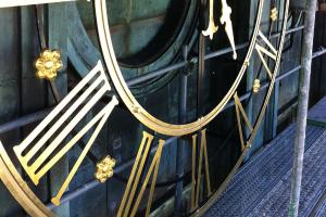 Ziffernblatt-Vergoldung einer Kirchturmuhr 2