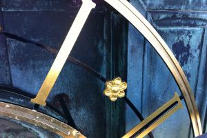 Ziffernblatt-Vergoldung einer Kirchturmuhr 4